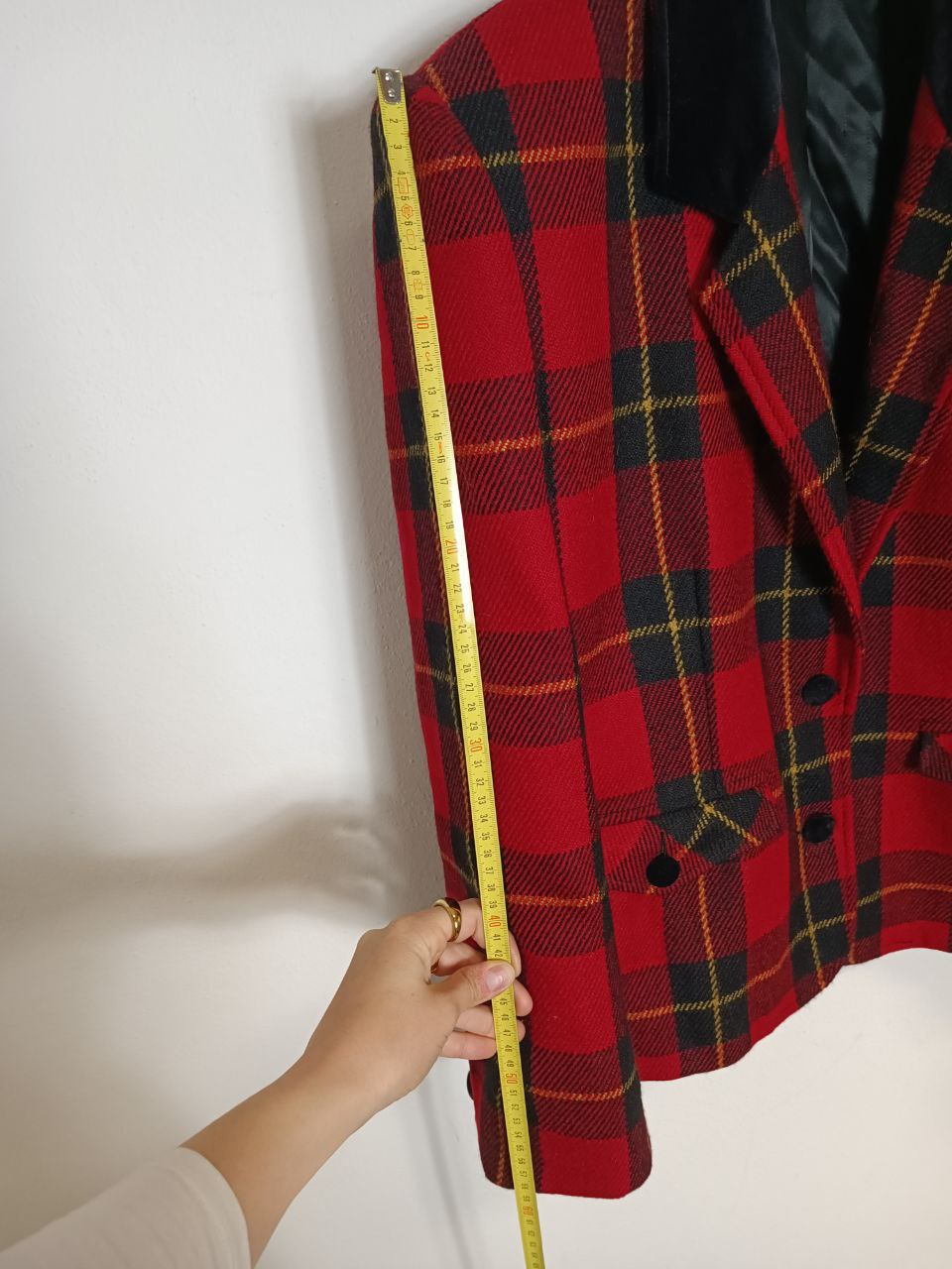 blazer vintage in lana, fantasia a quadretti scozzese tartan rosso, colletto in velluto