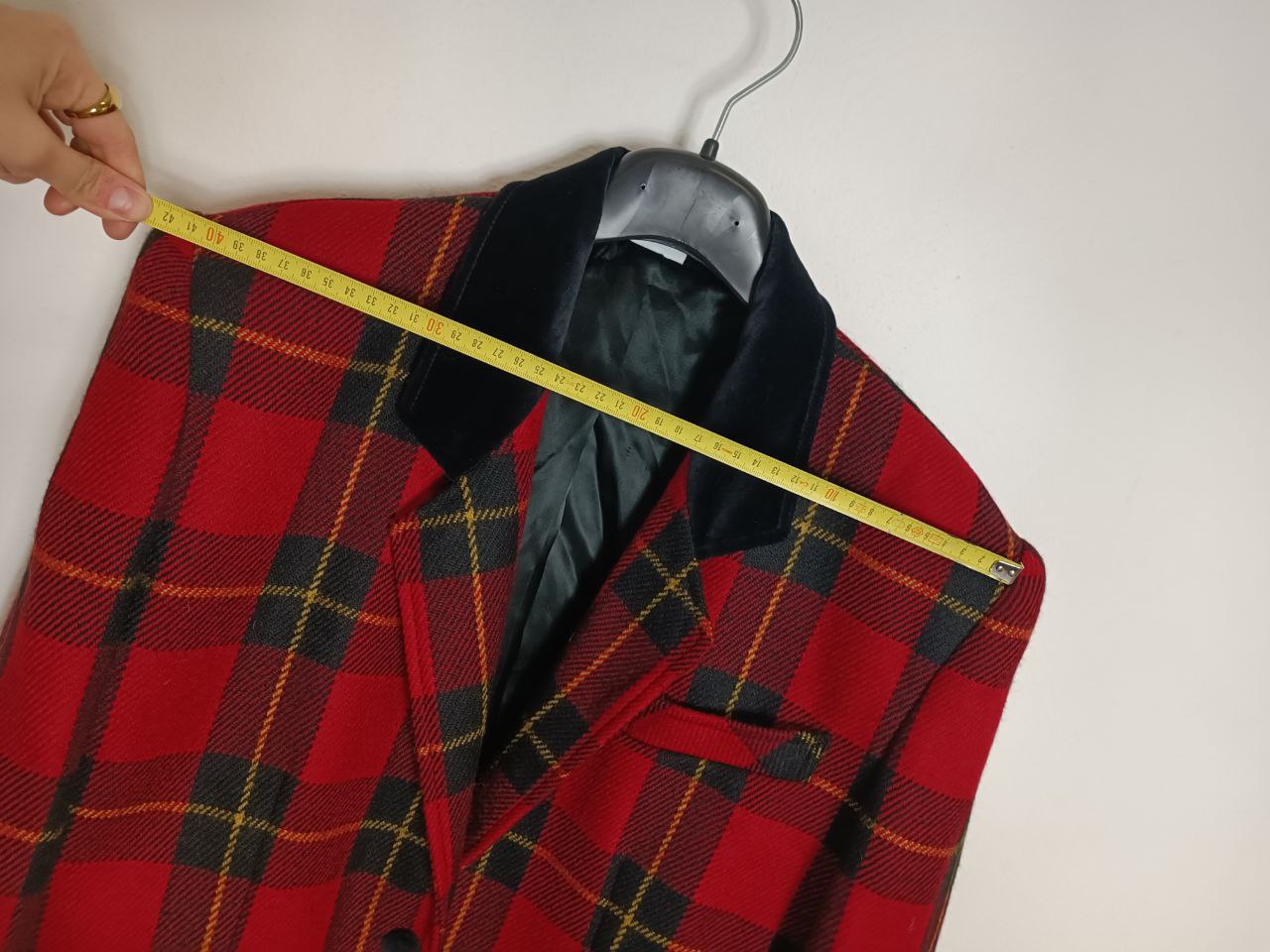 blazer vintage in lana, fantasia a quadretti scozzese tartan rosso, colletto in velluto