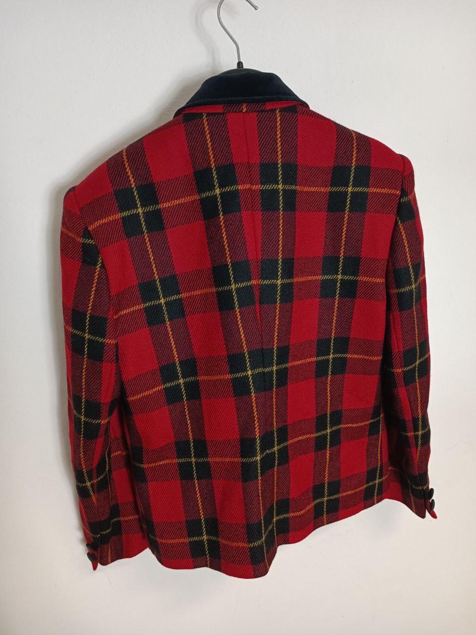 blazer vintage in lana, fantasia a quadretti scozzese tartan rosso, colletto in velluto