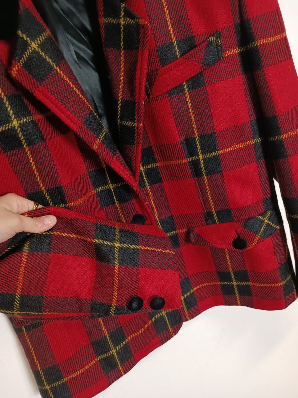 blazer vintage in lana, fantasia a quadretti scozzese tartan rosso, colletto in velluto