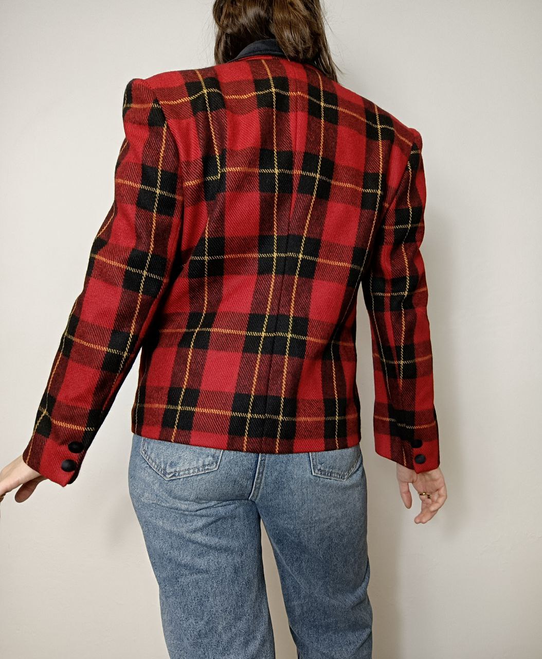 blazer vintage in lana, fantasia a quadretti scozzese tartan rosso, colletto in velluto