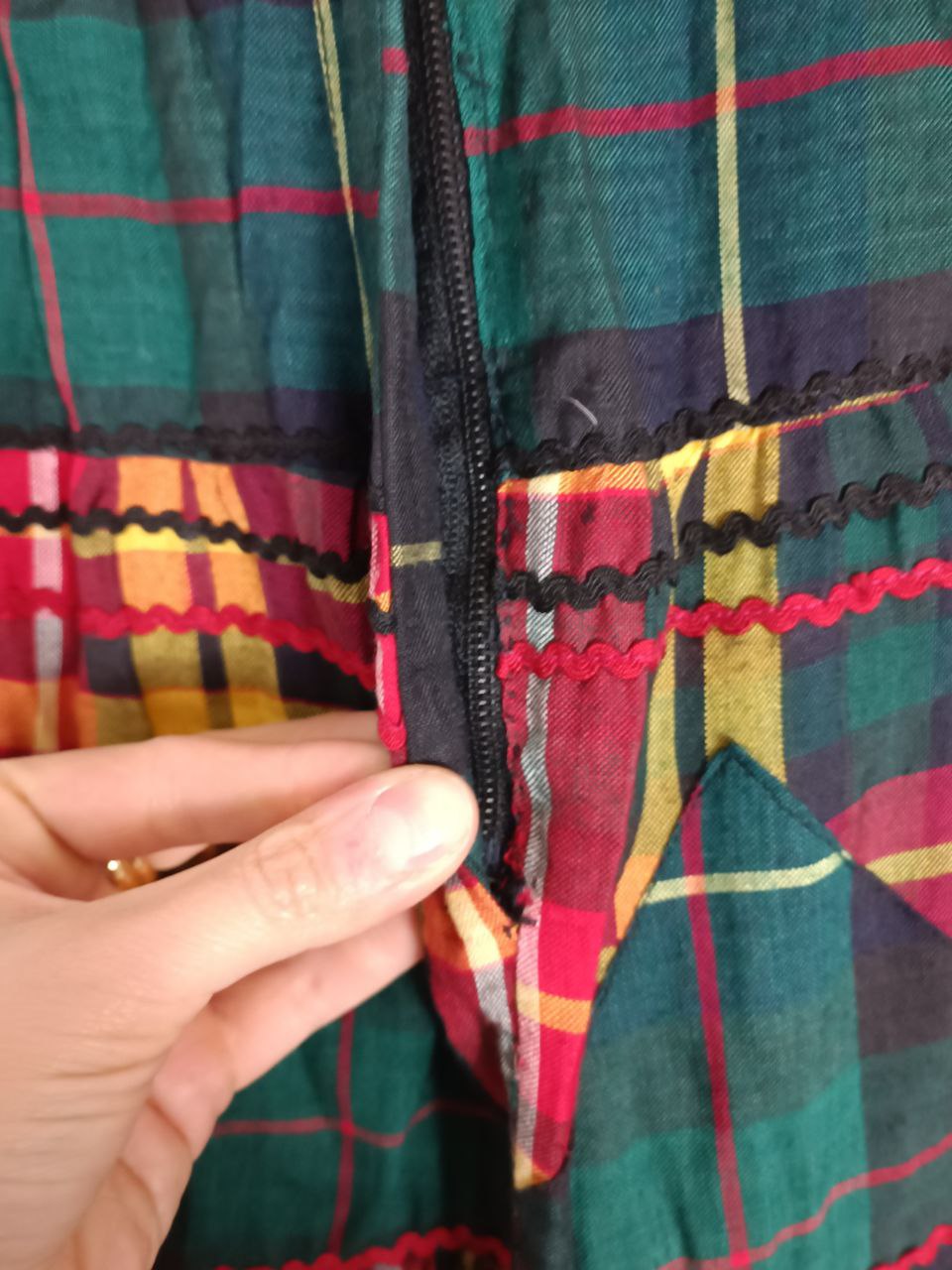 Gonna ampia a balze, fantasia quadretti tartan scozzesi rosso e verde