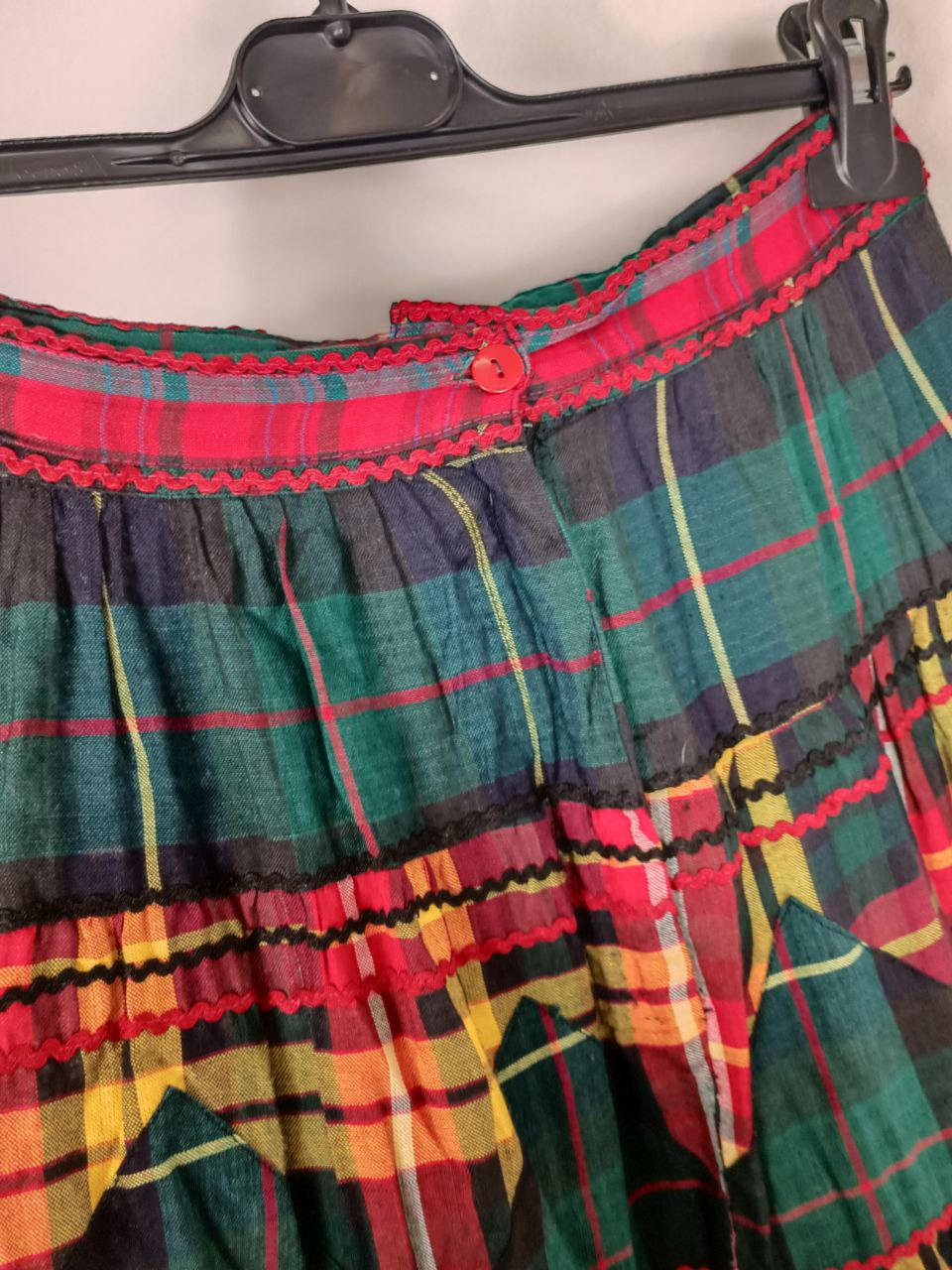 Gonna ampia a balze, fantasia quadretti tartan scozzesi rosso e verde