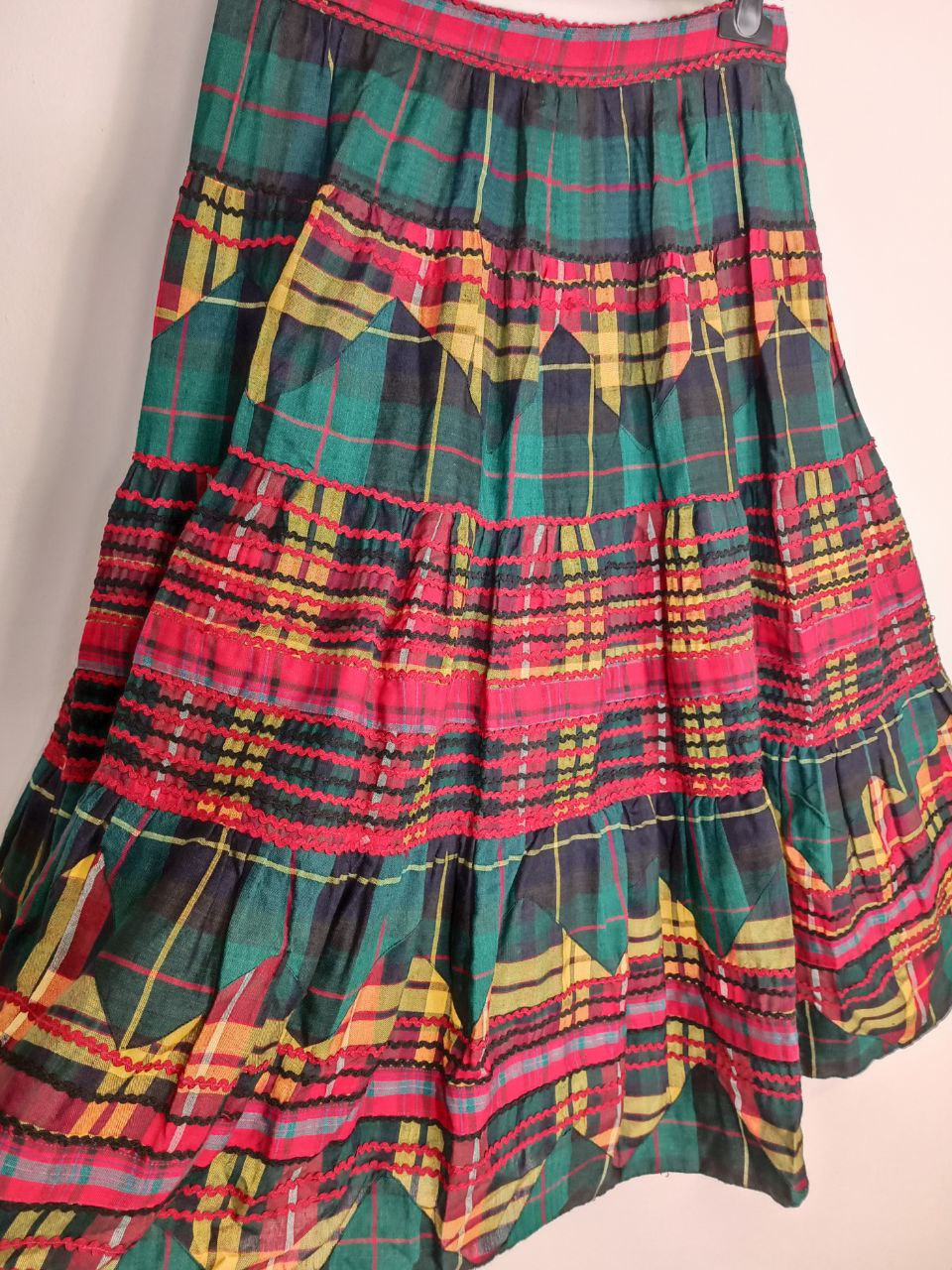 Gonna ampia a balze, fantasia quadretti tartan scozzesi rosso e verde