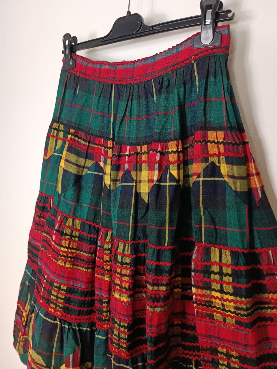 Gonna ampia a balze, fantasia quadretti tartan scozzesi rosso e verde